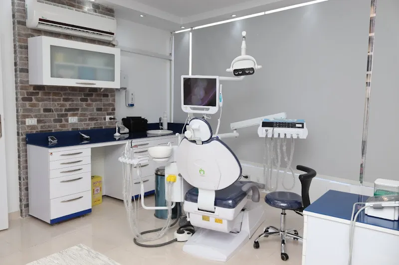 عيادة إكسترا كير لزراعة و تجميل الاسنان