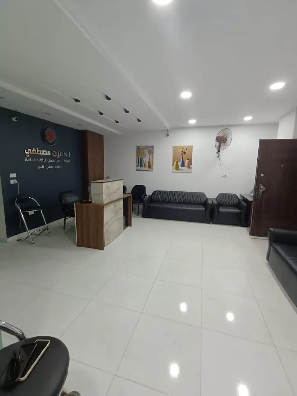 الأستاذ الدكتور عزت مصطفي أستاذ الباطنة والكلى والسكر