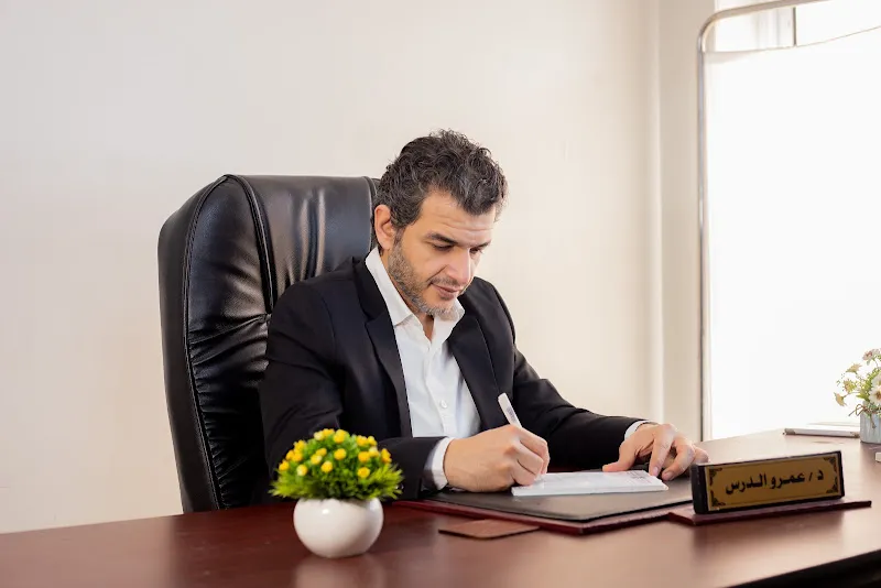 استشاري جراحة العظام و العمود الفقري د عمرو الدرس