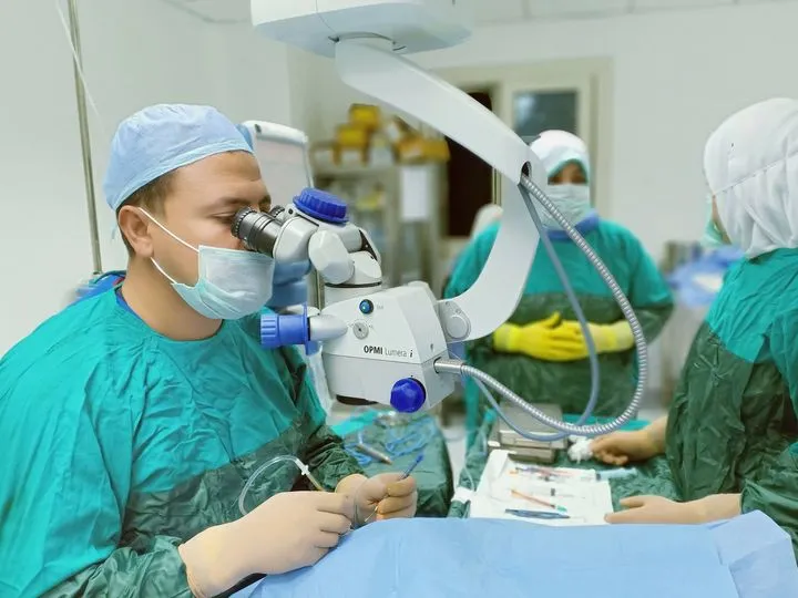 دكتور حسام عفيفي استشاري طب وجراحة العيون والليزك